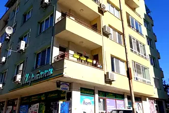 Просторен 2-стаен апартамент с тераса в Левски 2, Варна