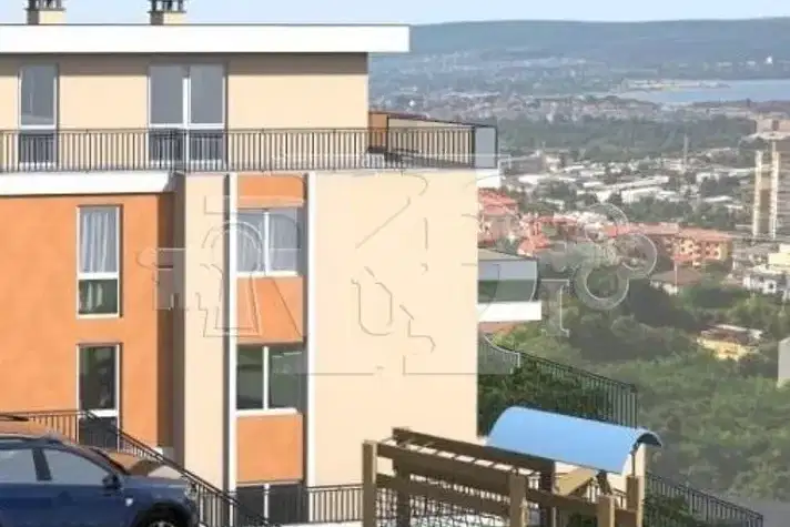 Тристаен апартамент във Варна, м-т Пчелина
