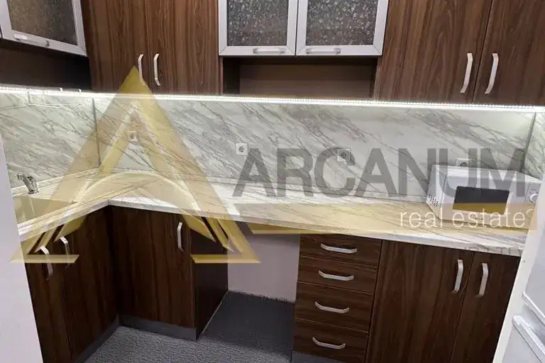 4-стаен апартамент с двор и паркомясто в Окръжна болница-Генерали, Варна