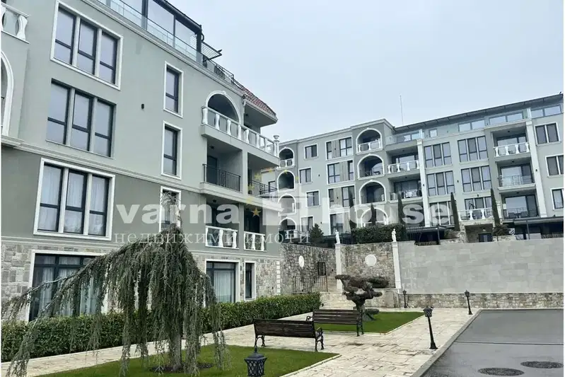 Двустаен апартамент в Свети Никола с паркомясто и басейн