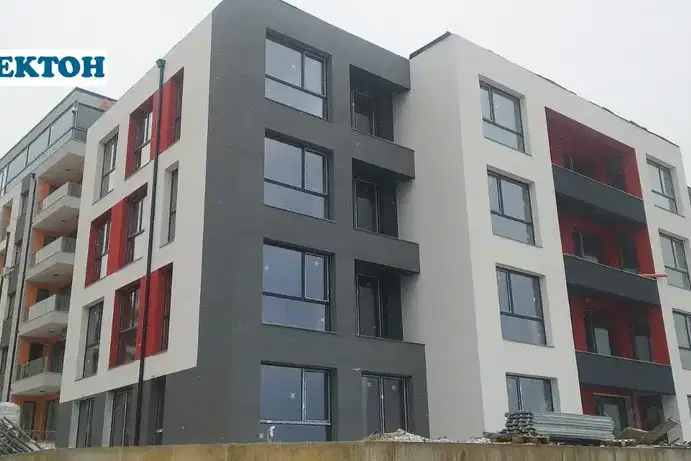 Four-room apartment with yard in Vladislav Varnenchik district, Varna