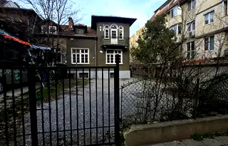 Бизнес имот в София, Белите брези