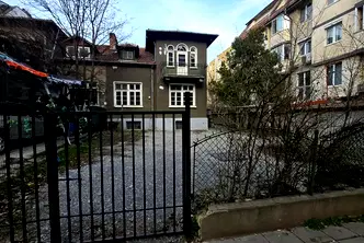 Бизнес имот в София, Белите брези
