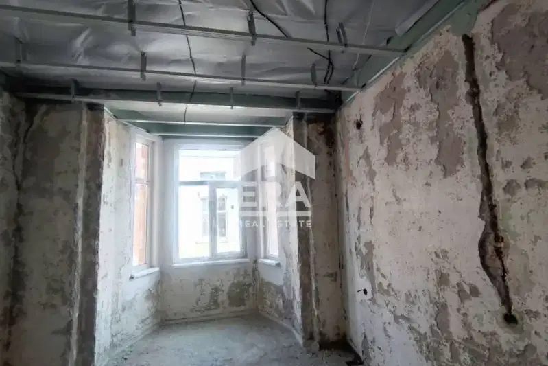 Floor of House in Haskovo, Centyr