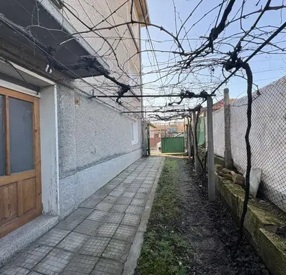 Снимка 2 — Тухлен етаж от къща с гараж в Нови пазар, област Шумен