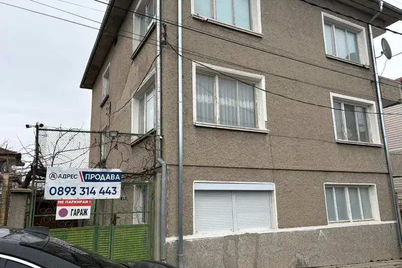 Тухлен етаж от къща с гараж в Нови пазар, област Шумен