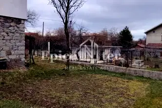 Етаж от къща в Перник, Църква