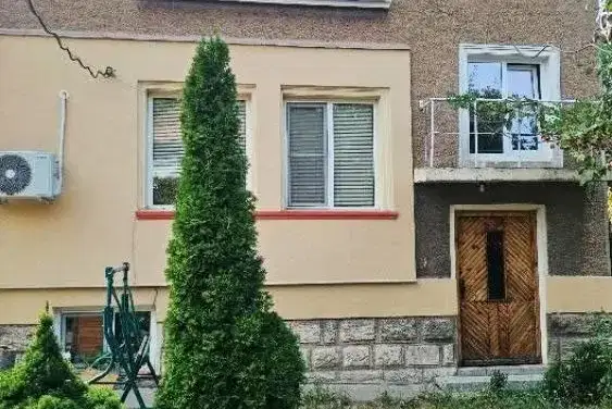 Етаж от къща в Русе, Родина 2