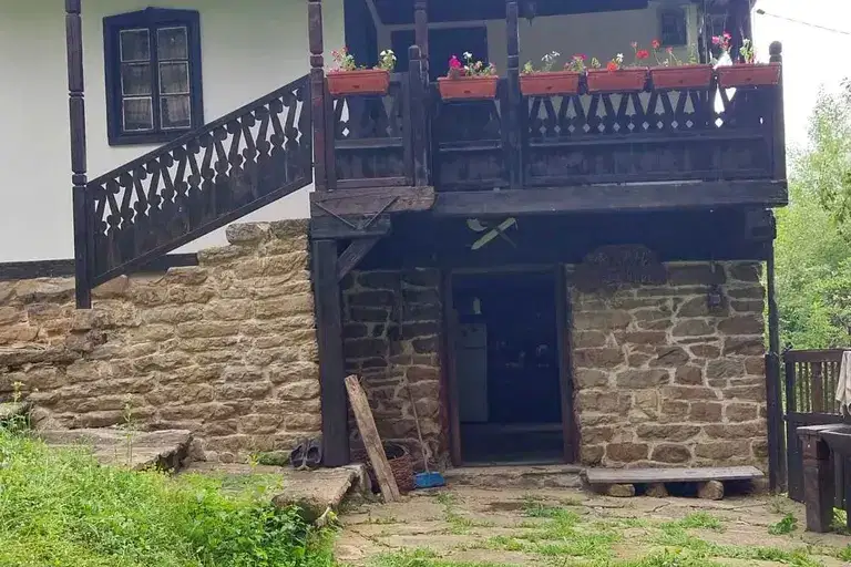 House in Oblast Lovech, Aprilci