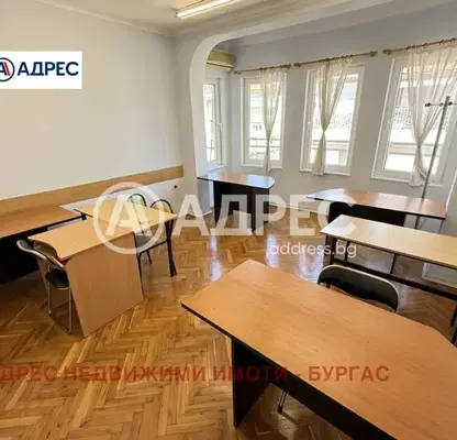 Снимка 2 — Къща в Бургас, Център