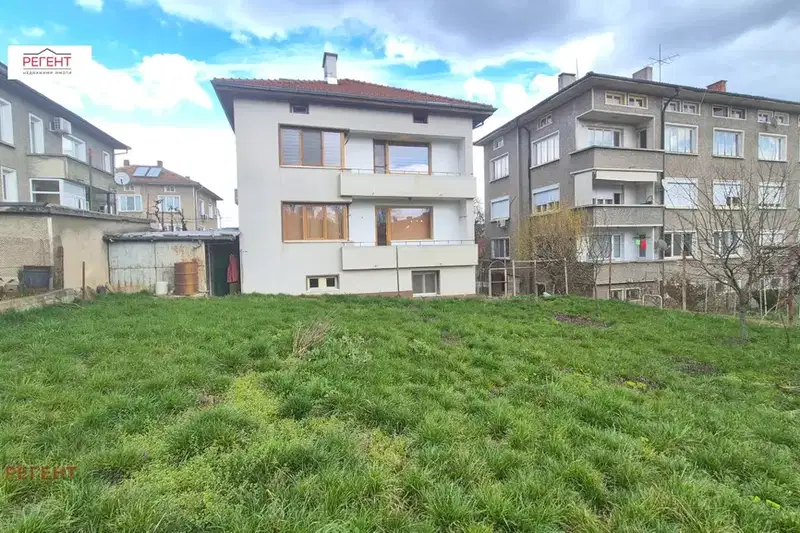 House in Gabrovo, Centyr