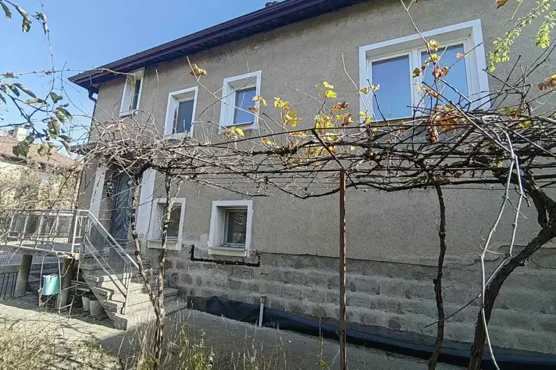 Къща в Перник, Църква