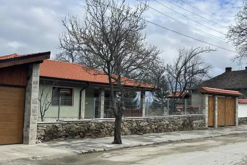 Къща с 3 спални в с. Черньово, южно изложение