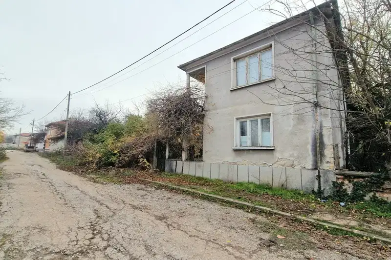 Двуетажна къща с 6 стаи в с. Червен, двор и тераса