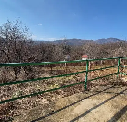 Снимка 5 — Малка дървена къща с тераса в с. Чуково, област Габрово
