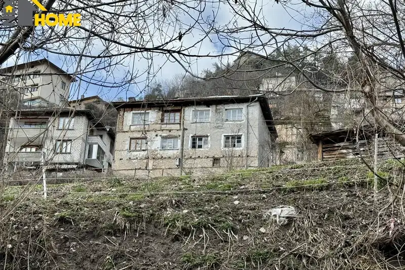 Триетажна къща с голям двор в с. Дряново, област Пловдив