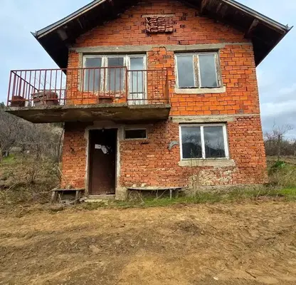 Снимка 2 — Двуетажна къща с двор в с. Горна Брестница, обл. Кюстендил
