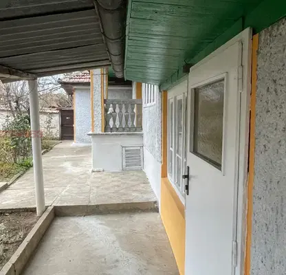 Снимка 4 — Къща с 5 стаи и двор в село Хотница, област Велико Търново