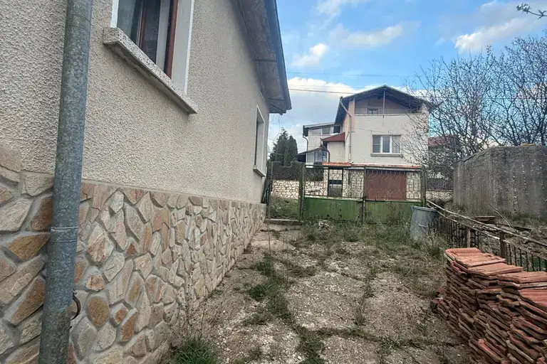 Къща с две сгради и двор в с. Храбърско, област София