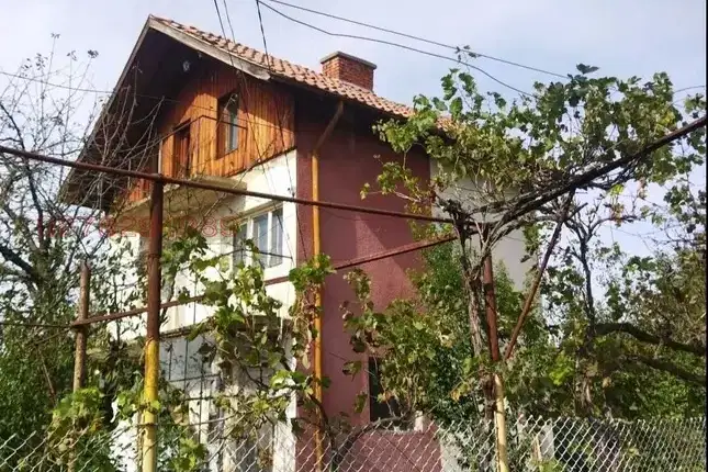 Триетажна къща с двор в с. Лиляч, област Кюстендил