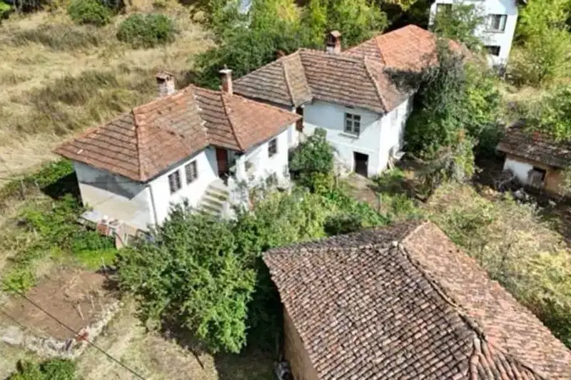 Къща с двор в с. Ново село, област София, с панорама