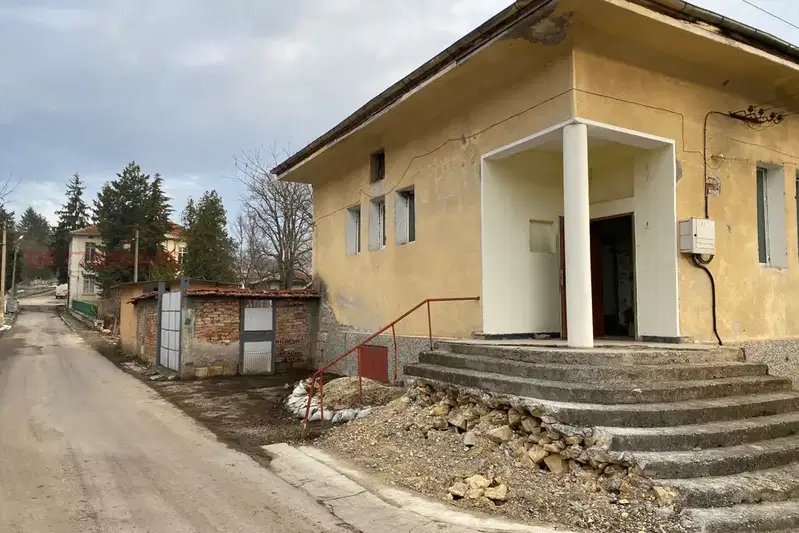 Къща с 3 стаи в с. Осенец, област Разград с гараж