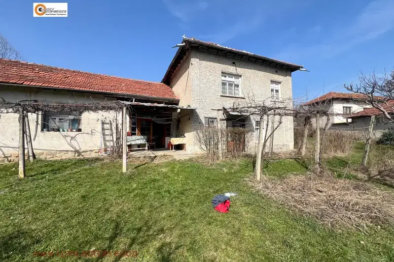 Двуетажна къща с голям двор в с. Пещерна, обл. Ловеч