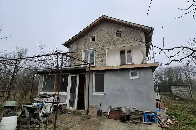 Къща в Перник, с. Прибой