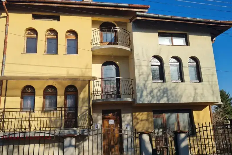 Spacious house with 6 bedrooms in selo Prolesha, Sofia region