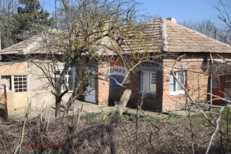 Къща с 3 стаи в с. Спасово, област Добрич с голям двор