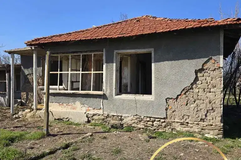 Едноетажна къща с двор в с. Свирково, област Хасково