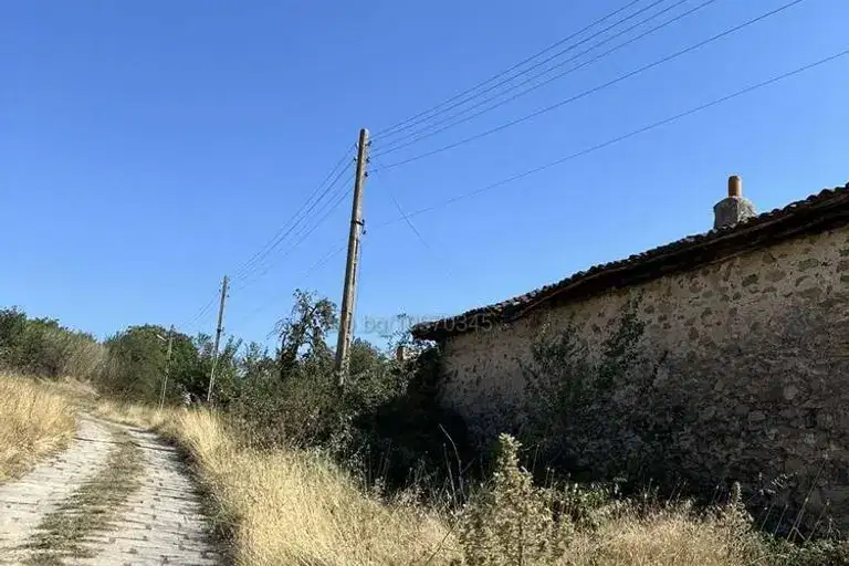 Къща с 2 стаи и голям двор в с. Сърнегор, област Пловдив
