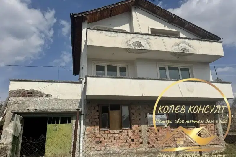 Триетажна къща с двор в с. Въгларово, област Хасково