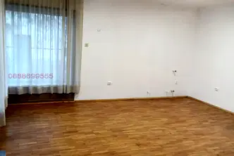 Къща в София, Изток