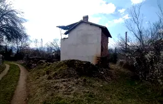 Къща в Перник, Трън