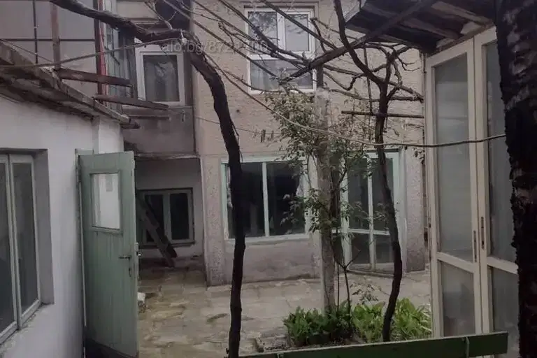 Къща с две жилища в Трошево, Варна, с двор