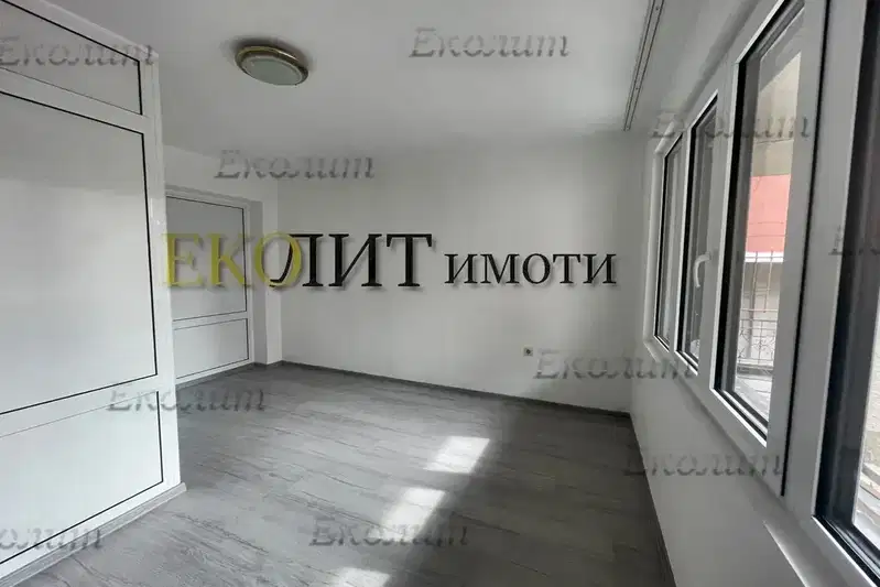 Офис в София, Хладилника