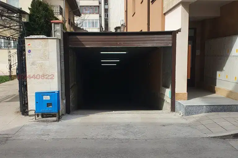 Garage/Parking in Ruse, Centyr