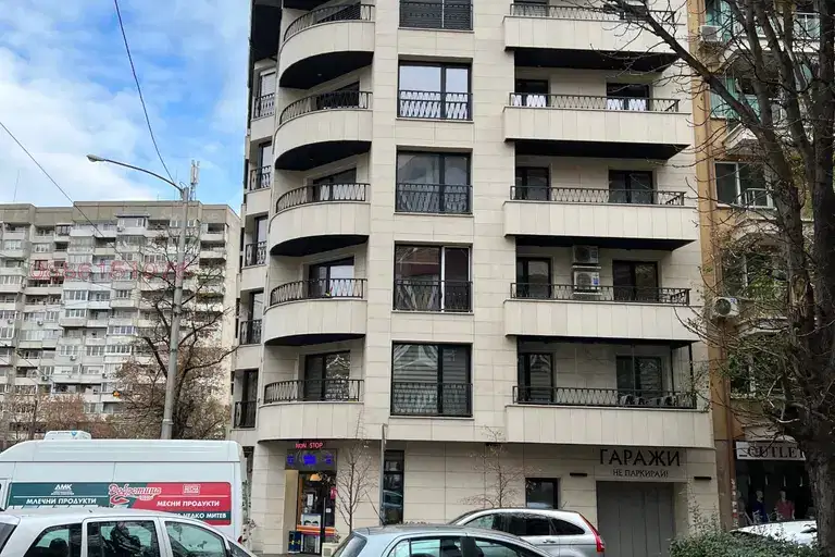 Гараж/Паркомясто в София, Белите брези