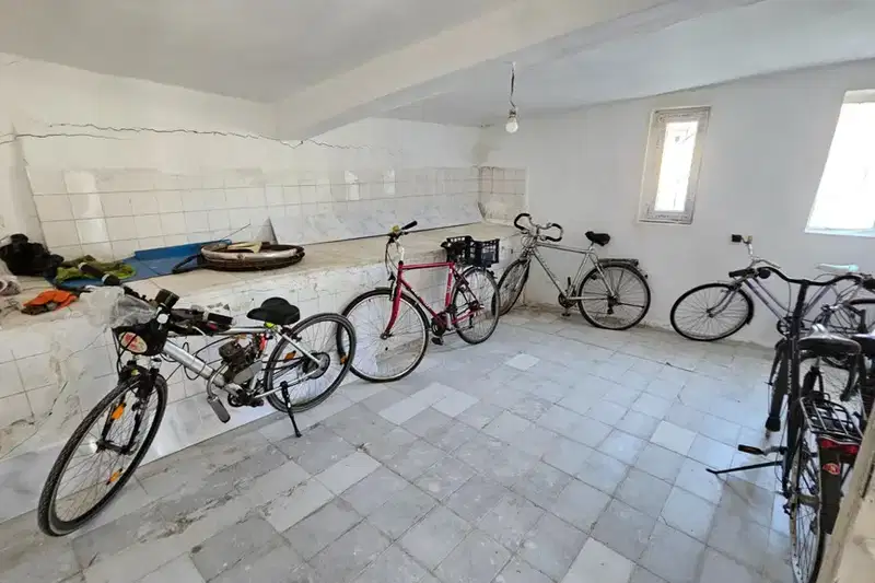 Shop in Raz, Zhitnitsa