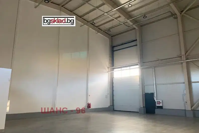 Склад в София, Враждебна