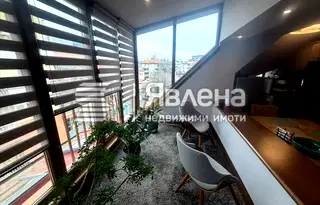 Тристаен апартамент в Център Бургас с остъклена тераса