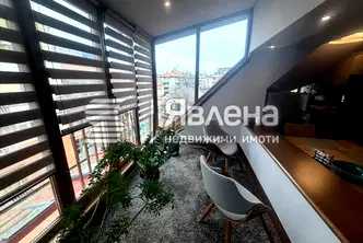 Тристаен апартамент в Център Бургас с остъклена тераса