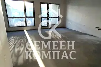 Тристаен апартамент в Христо Смирненски с вътрешен двор