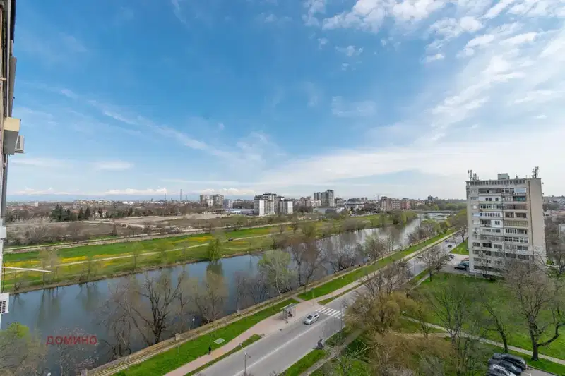 Тристаен апартамент с панорамни тераси в Мараша, Пловдив