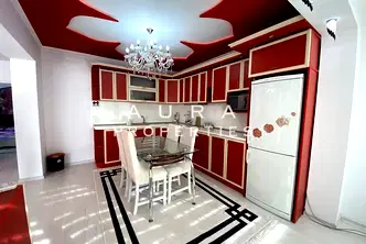 Многостаен апартамент в Раз, Център