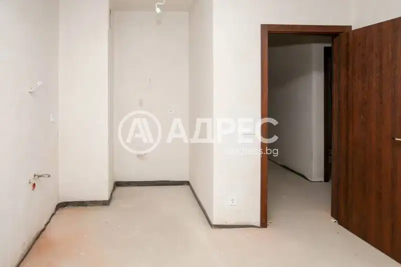 Тристаен апартамент в Център, София с тераса и паркинг