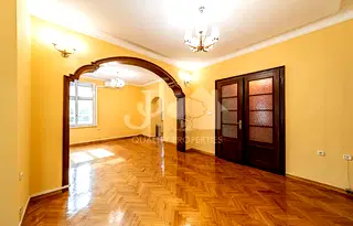 Тристаен апартамент с две тераси в Център, София