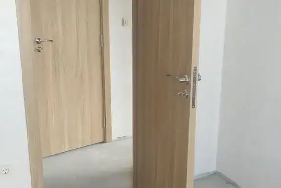 Тристаен апартамент в София, Красна поляна 1