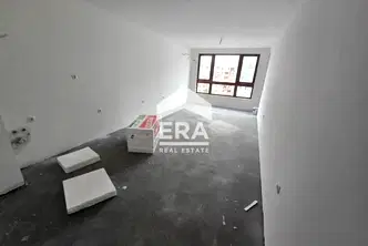 Тристаен апартамент в Обеля 1 с балкон и асансьор